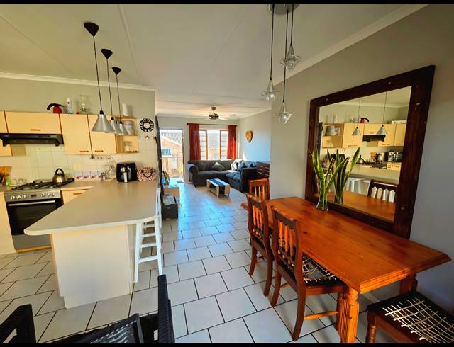 2 BEDROOM TOWNHOUSE FOR SALE IN JEFFREYS BAY CENTRAL
